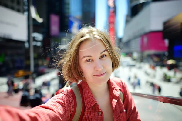 Mooie Jonge Vrouw Toerist Neemt Selfie Times Square Zonnige Zomerdag — Stockfoto