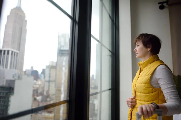 Woman Tourist Stays Hotel Room New York Traveler Admires View — Stock Photo, Image