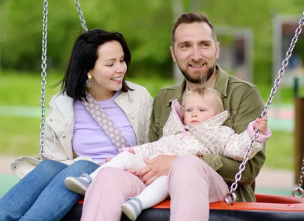 Niña Divirtiéndose Área Abierta Los Padres Jóvenes Montan Hija Columpio — Foto de Stock