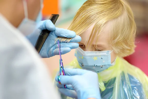 Anaokulu Çocuğu Yüz Maskesi Takıyor Coronavirüs Salgını Sırasında Saçını Kestiriyor — Stok fotoğraf
