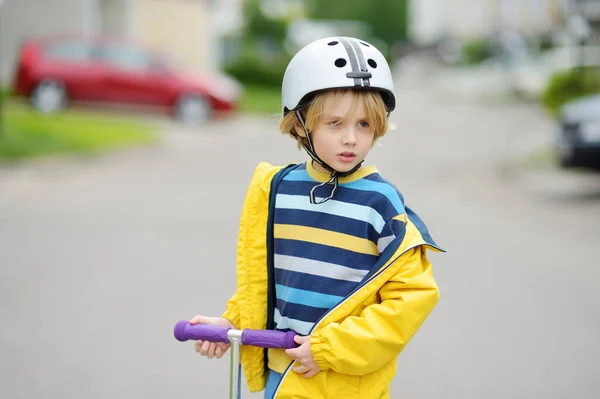 Kasklı Küçük Çocuk Scooter Kullanıyor Çocuk Arkadaşları Olmadan Yalnızlıktan Sıkılır — Stok fotoğraf