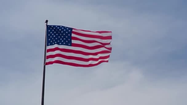 Hidasliikkeinen Video Yhdysvaltain Lipun Heiluttamisesta Sinisellä Taivaalla Taustalla — kuvapankkivideo