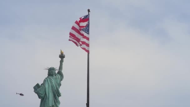 Het Standbeeld Van Liberty Vlag Van Usa New York City — Stockvideo