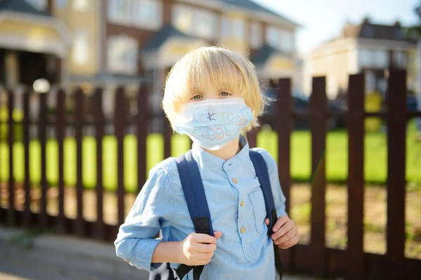 Niño Con Mascarilla Escuela Reabierta Después Cuarentena Encierro Covid Nuevo — Foto de Stock