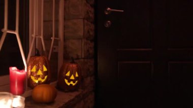 Cadılar Bayramı kutlaması. Çocuklar için şaka Cadılar Bayramı 'nda şeker mi şaka mı için hazırdır. Kapının arkasından büyük, korkunç, gümüş bir el beliriyor. Korkunç..