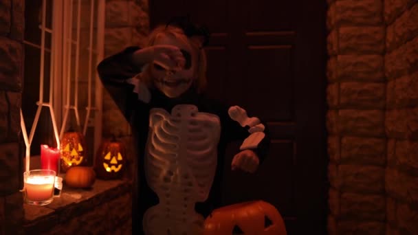 Petit Enfant Costume Squelette Effrayant Fête Halloween Enfant Est Prêt — Video