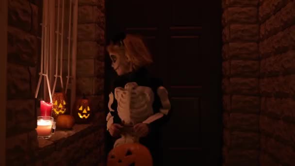 Bambino Costume Scheletro Spaventoso Alla Festa Halloween Bambino Pronto Dolcetto — Video Stock