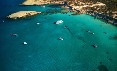 Kıbrıs Rum Kesimi 'nin Akamas Yarımadası' ndaki Afrodit Körfezi 'nin inanılmaz hava manzarası. Kıbrıs 'ın ünlü turizm beldesi