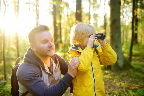 Schulkind Und Sein Vater Wandern Zusammen Und Erkunden Die Natur — Stockfoto