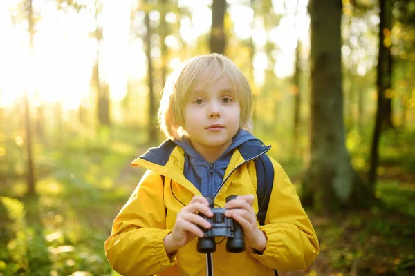 Piccolo Boy Scout Con Binocolo Durante Escursioni Nella Foresta Autunnale — Foto Stock