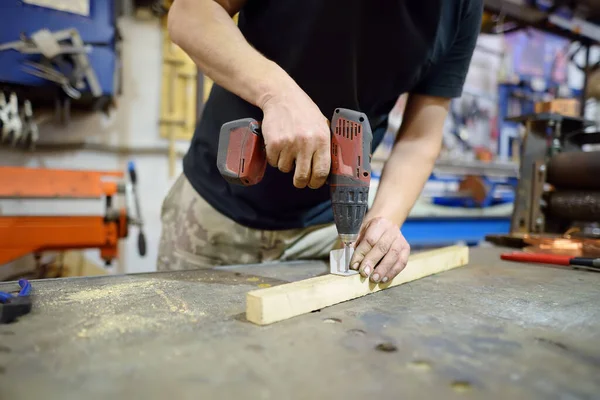 Artesano Metalúrgico Que Trabaja Con Metal Madera Taller Hombre Usando —  Fotos de Stock