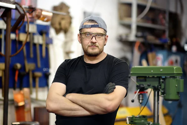 Portret Van Knappe Metaalbewerker Beschermende Handschoenen Brillen Die Werkplaats Werken — Stockfoto