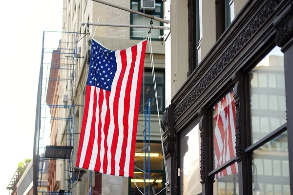 Amerikai Zászló Lóg Falon Előtt Üzleti Épület New York Usa — Stock Fotó