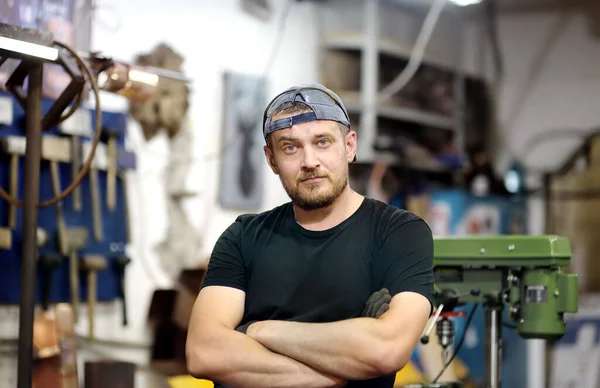 Retrato Artesano Metalúrgico Guapo Que Trabaja Taller Hazlo Mismo Pequeñas —  Fotos de Stock