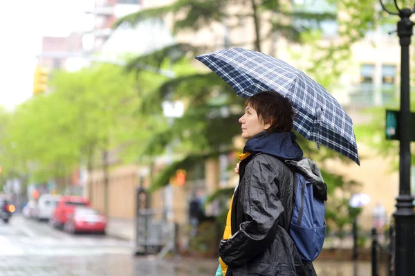 Reife Touristin Mit Regenschirm Läuft Einem Kühlen Regnerischen Frühlingstag Auf — Stockfoto