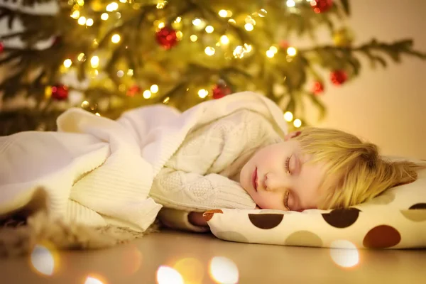 Joli Petit Garçon Dormant Sous Sapin Veille Noël Enfant Attendant — Photo