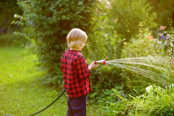 Lustiger Kleiner Junge Gießt Pflanzen Und Spielt Mit Gartenschlauch Mit — Stockfoto