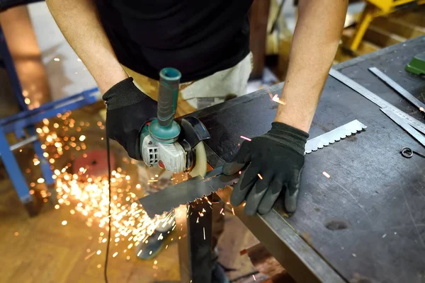 Metalurgia Artesanal Corte Metal Com Ferramentas Moagem Trabalhador Luvas Proteção — Fotografia de Stock