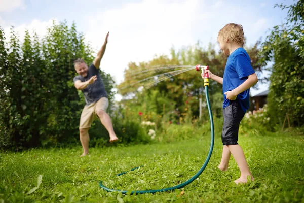 Lustiger Kleiner Junge Mit Seinem Vater Der Sonnigen Hinterhof Mit — Stockfoto