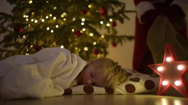 Liten Pojke Som Väntar Jultomten Granen Julafton Barnet Sover Jultomten — Stockvideo