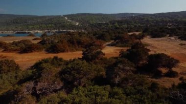Kıbrıs Rum Kesimi Afrodit Körfezi yakınlarındaki Akamas Yarımadası Ulusal Parkı 'nın panoramik hava manzarası. Turistler için açık hava macerası için güzel bir yer.