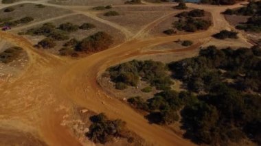 Kıbrıs Rum Kesimi Afrodit Körfezi yakınlarındaki Akamas Yarımadası Ulusal Parkı 'nın panoramik hava manzarası. Turistler için açık hava macerası için güzel bir yer.