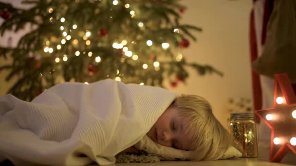 Liten Pojke Som Väntar Jultomten Granen Julafton Barnet Sover Jultomten — Stockvideo
