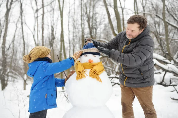 Petit Garçon Avec Son Père Construisant Bonhomme Neige Dans Parc — Photo