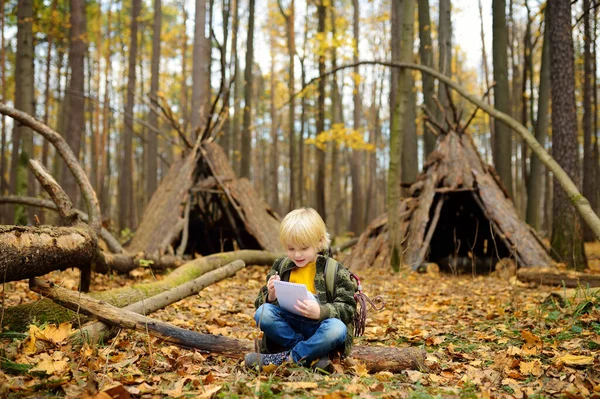 Niño Explorador Está Orientando Bosque Niño Está Sentado Árbol Caído —  Fotos de Stock