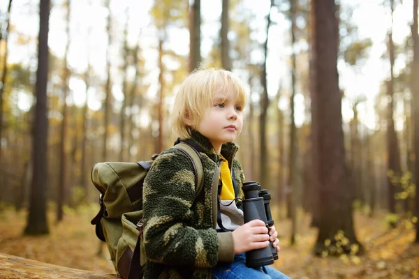 Piccolo Boy Scout Con Binocolo Durante Escursioni Nella Foresta Autunnale — Foto Stock