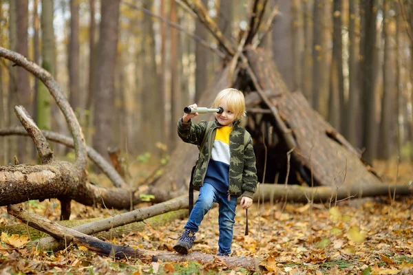 Kleiner Pfadfinder Mit Spion Beim Wandern Herbstwald Kind Blickt Durch — Stockfoto