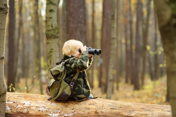 Niño Explorador Con Binoculares Durante Senderismo Bosque Otoño Niño Está — Foto de Stock