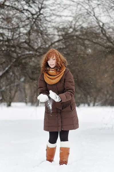 Jovem mulher se divertindo no inverno — Fotografia de Stock