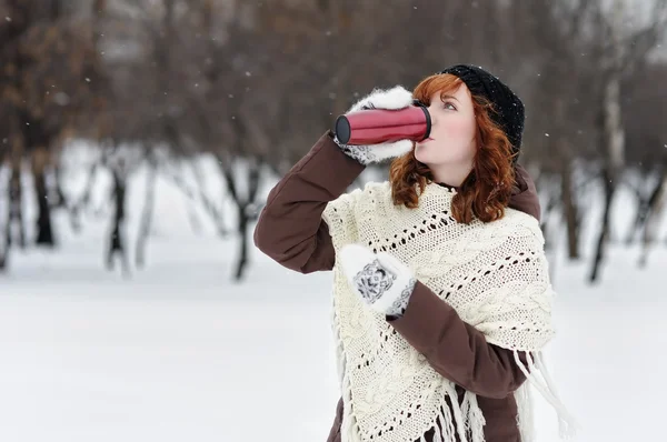 Joven hermosa mujer en invierno parque — Foto de Stock