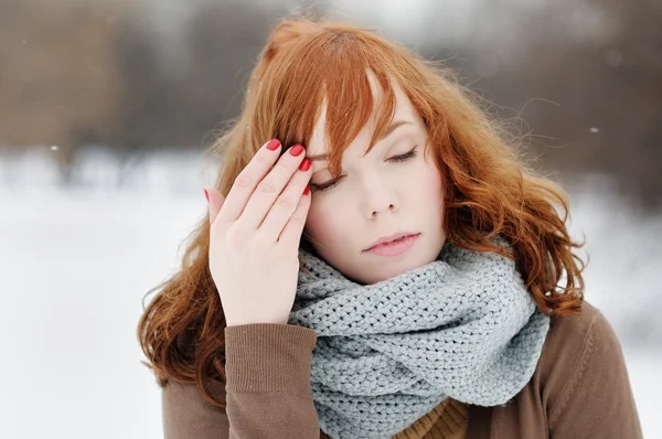 Retrato al aire libre de la triste joven — Foto de Stock