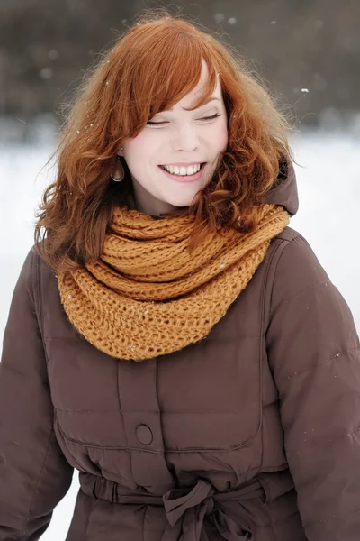 Fiatal nő télen — Stock Fotó