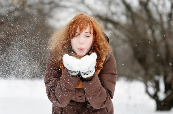 Wanita cantik muda bersenang-senang di musim dingin — Stok Foto