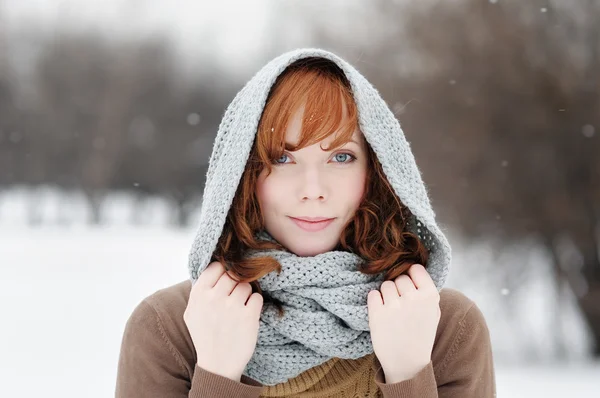 Jeune belle femme en hiver — Photo