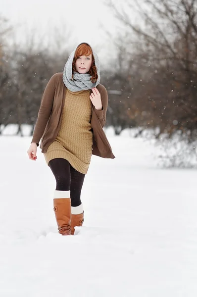 在冬季公园的年轻女子 — 图库照片