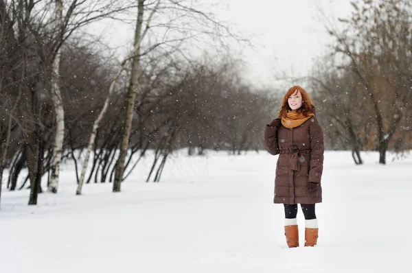 Giovane donna nel parco invernale — Foto Stock