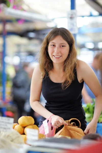 Jovem mulher no mercado agrícola — Fotografia de Stock