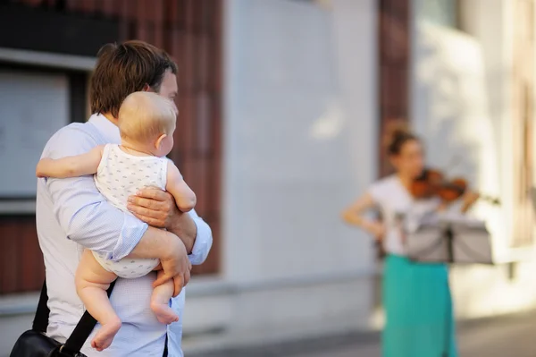 Man with his son listen fiddler — Stock Photo, Image