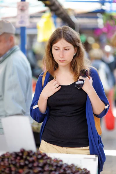 Vrouw op de markt van de landbouwer — Stockfoto