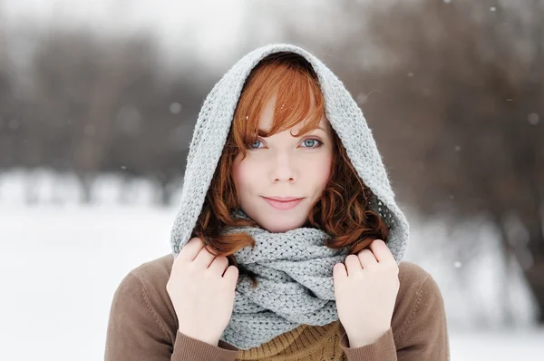 Jovem mulher bonita no inverno — Fotografia de Stock