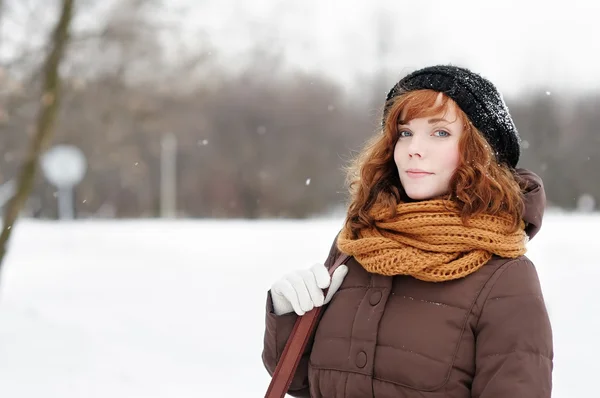 Jovem mulher no inverno — Fotografia de Stock