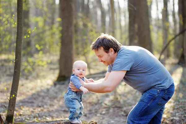 Padre con su pequeño bebé — Foto de Stock