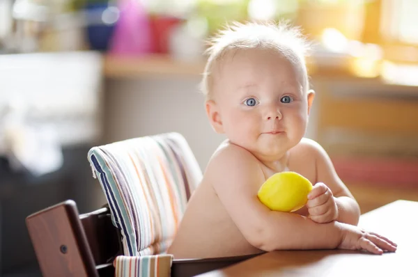 Bébé garçon mignon mangeant des aliments sains — Photo