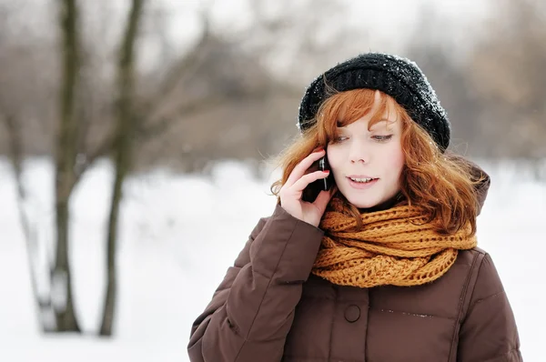 Jonge mooie vrouw in de winter — Stockfoto