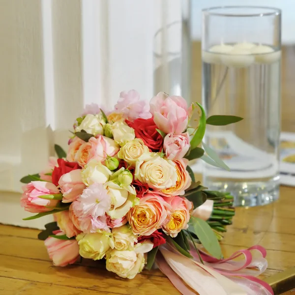 Pestrobarevné svatební kytice s hedvábné stužky — Stock fotografie