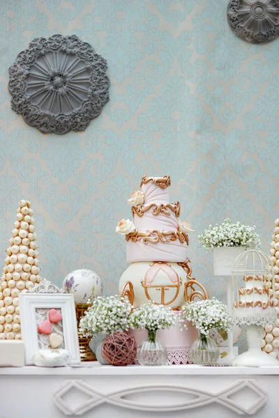 Elegant söt bord med stor tårta på bröllopsfest — Stockfoto